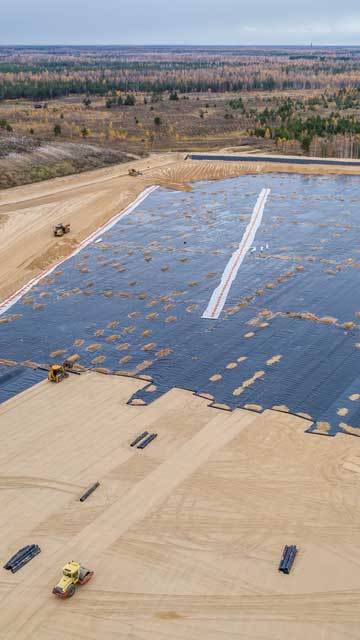 Construction of a landfill and installation of geomembrane